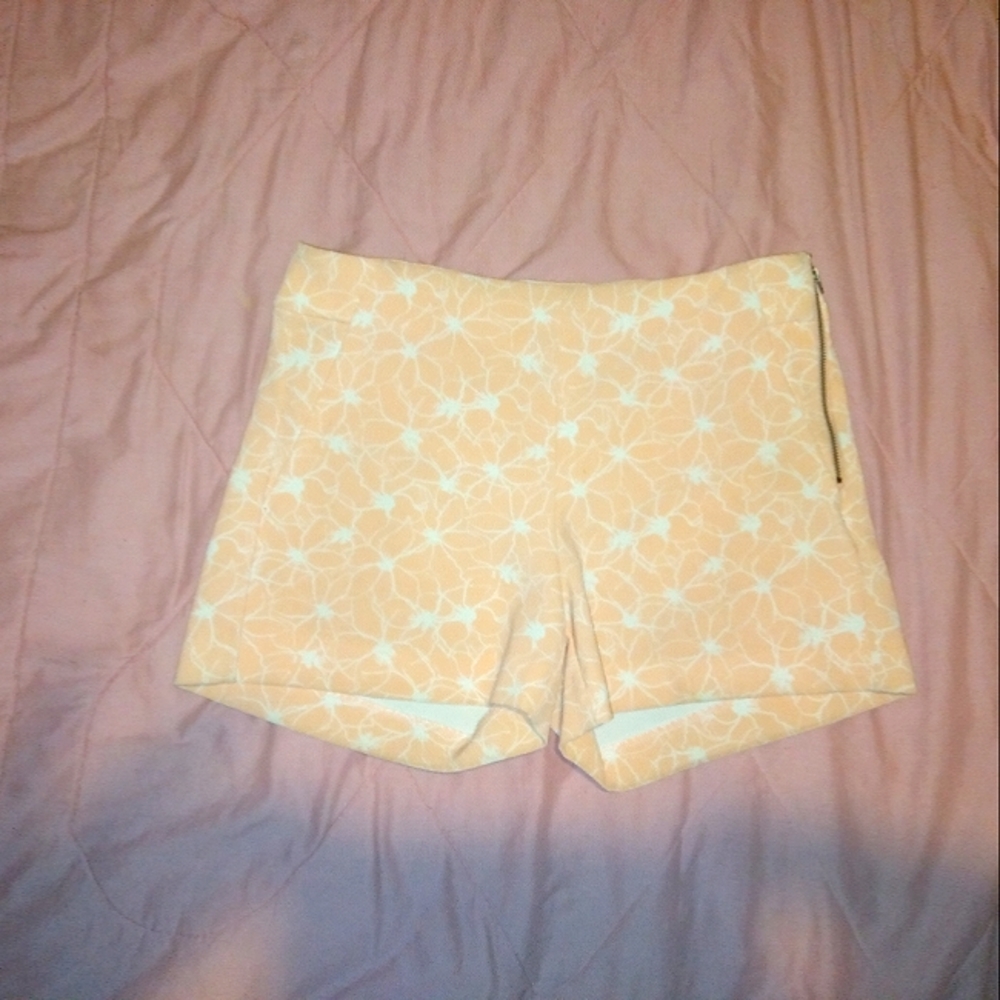 Banana republic peach colored shorts.